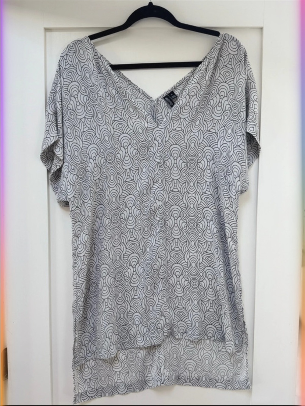 Valette White and Gray Swirl Pattern V-Neck Tunic